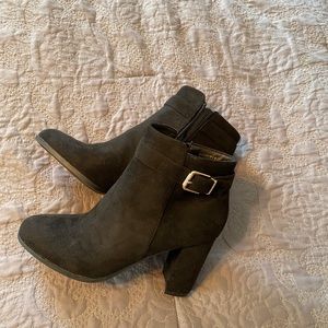 Forever 21 black ankle bootie size 8